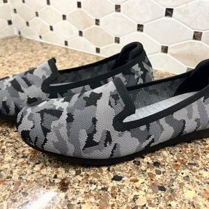 Pre-Owned Clarks Black/Gray Camo Cushion Soft Slip On Flat